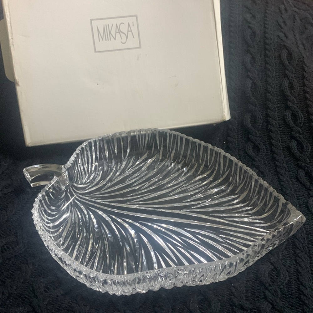 Mikasa 100 % lead crystal leaf platter
